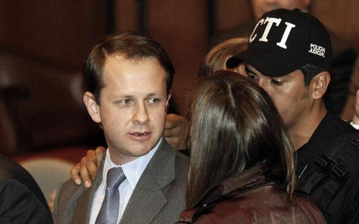 El ex ministro colombiano de Agricultura, Andrés Felipe Arias Leiva, habla con su esposa al llegar escoltado por la policía a la corte donde encaraba cargo de corrupción en Bogotá el 26 de julio del 2011.