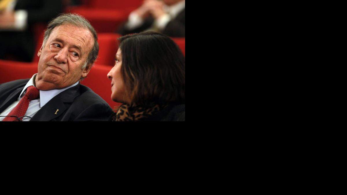 
Jeff Berkowitz, presidente de Berkowitz Development Group, junto a su esposa Yolanda durante la sesión de la comisión de Miami-Dade este martes.



