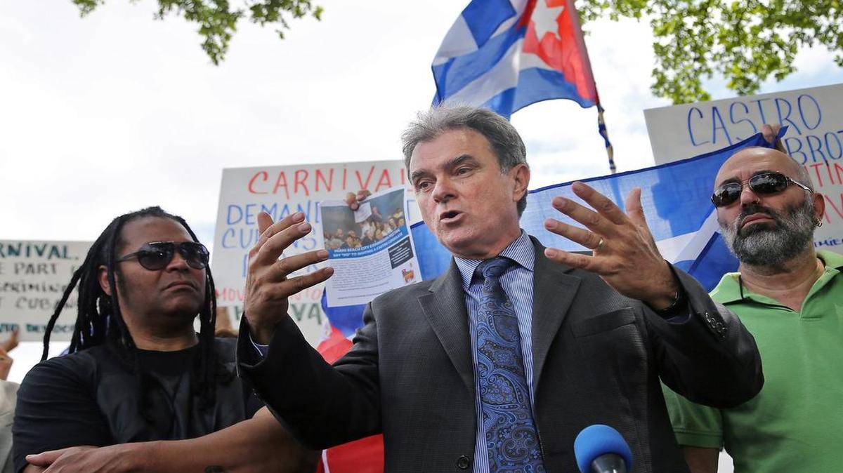 El activista cubano Ramón Saúl Sánchez, al centro, durante una protesta el 12 de abril del 2016. 