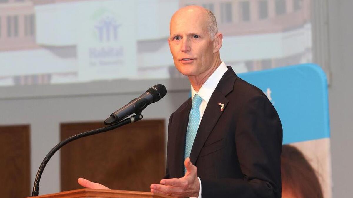 El gobernador de Florida, Rick Scott, asiste a un evento de Habitat for Humanity en Pompano Beach, el 24 de marzo de 2017.