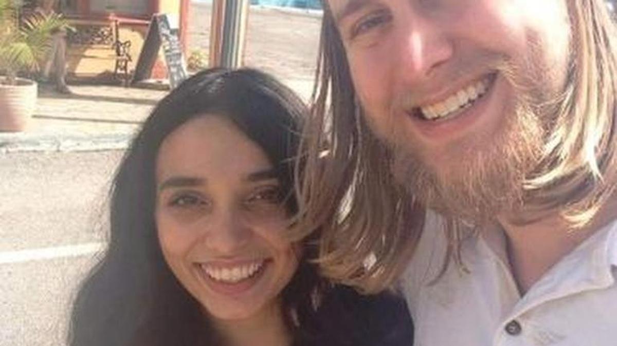 
Bárbara Jiménez y su novio John Fox fueron ambos gravemente heridos en un accidente automovilístico en Cuba, pero no pueden regresar al no haber adquirido seguro. 
