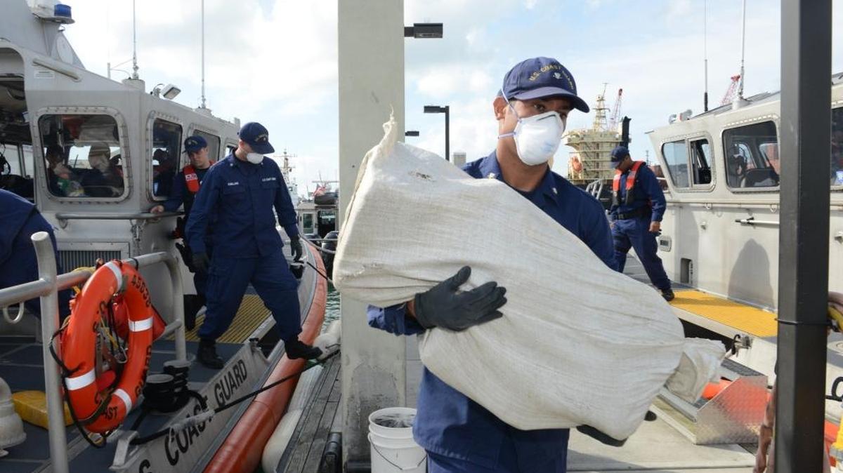 Personal de la base del Servicio Guardacostas en Miami Beach descargan marihuana incautada en 23 de abril en el Caribe.