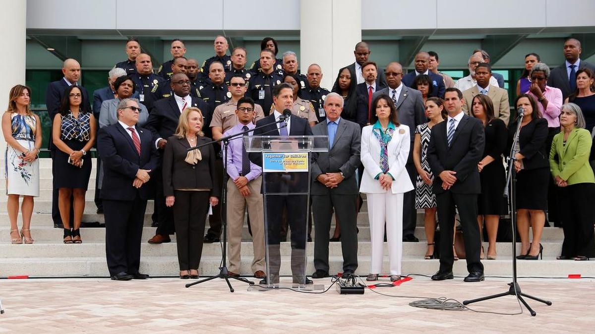 El superintendente de las Escuelas Públicas de Miami-Dade, Alberto Carvalho, habla el martes sobre la campaña “Together for Children”, junto a funcionarios, políticos y activistas.