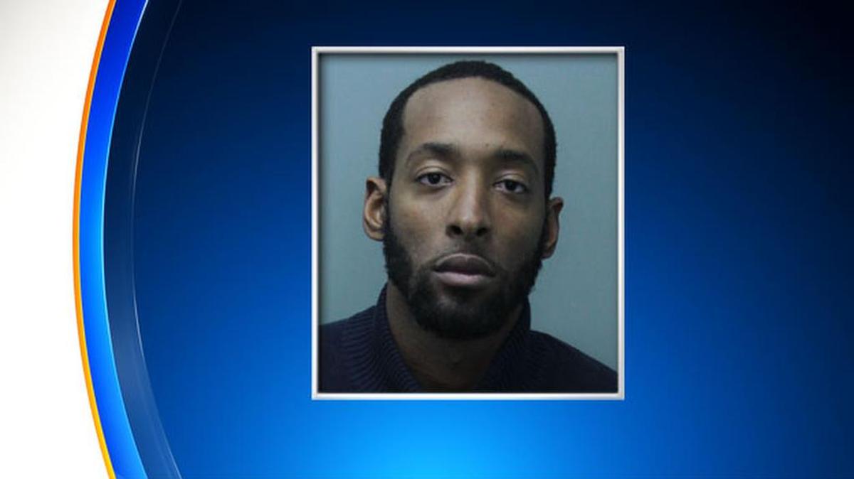 Vincent Johnson Jr., de 23 años, se entregó a la policía el martes por la noche. Johnson enfrenta varios cargos, entre otros robo a mano armada, allanamiento de morada con asalto, secuestro e intento de homicidio.