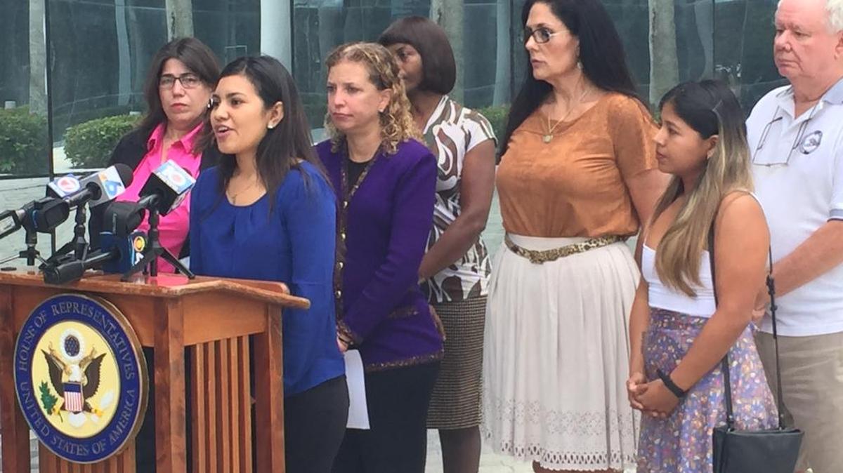 Fidelia Baltazar Mederos (cen.) junto a la congresista Debbie Wasserman (camisa morada), habla el lunes sobre el programa DACA en Broward.