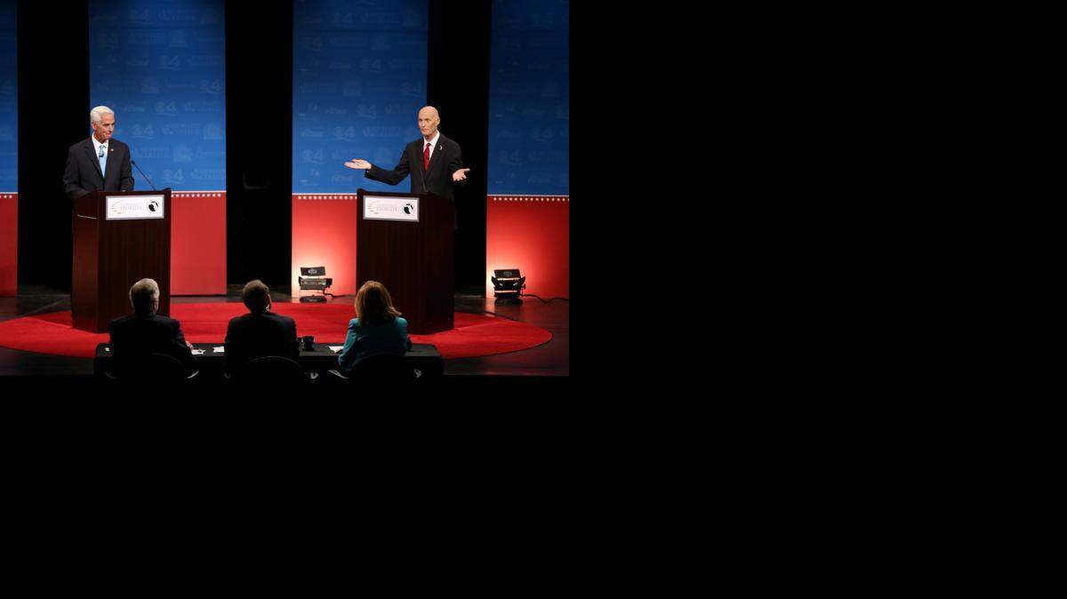
El ex gobernador y candidato demócrata Charlie Crist (i) y el actual gobernador republicano Rick Scott (d) durante el segundo debate a la gobernación de la Florida el 15 de octubre de 2014.
