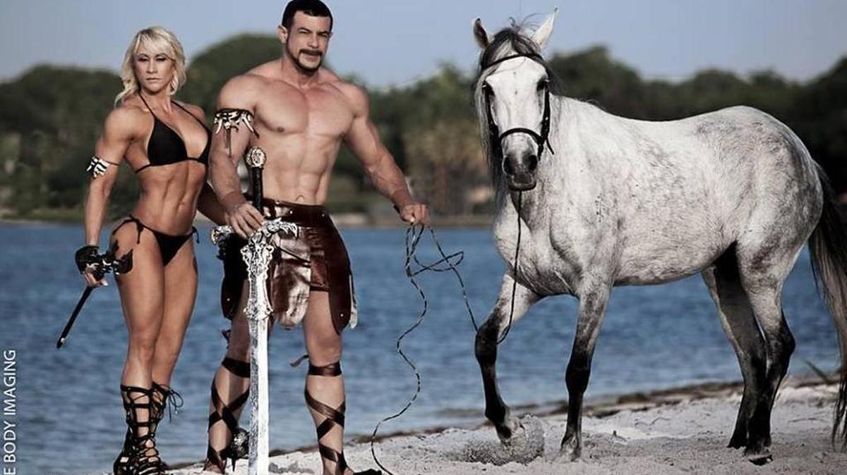 Alex Páez y su esposa, Migdalia Cowan, en fotos tipo fantasía con una de las yeguas.