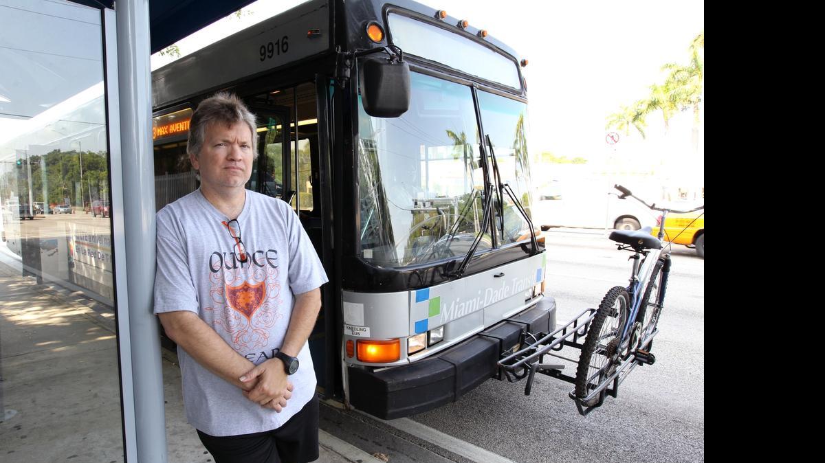 
David Cruz, chofer de Metrobus, acusa a una supervisora del MDT de despedirlo luego que él se rehusó a poner una bicicleta en el portabicicletas del autobus. 
