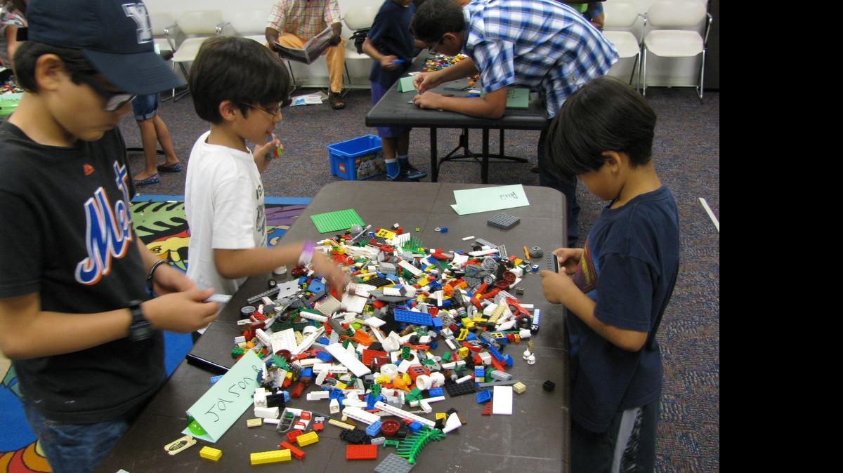 
El programa Robots está dirigido a los jóvenes que quieran construir y programar un robot. Se ofrece en la biblioteca de Country Walk.
