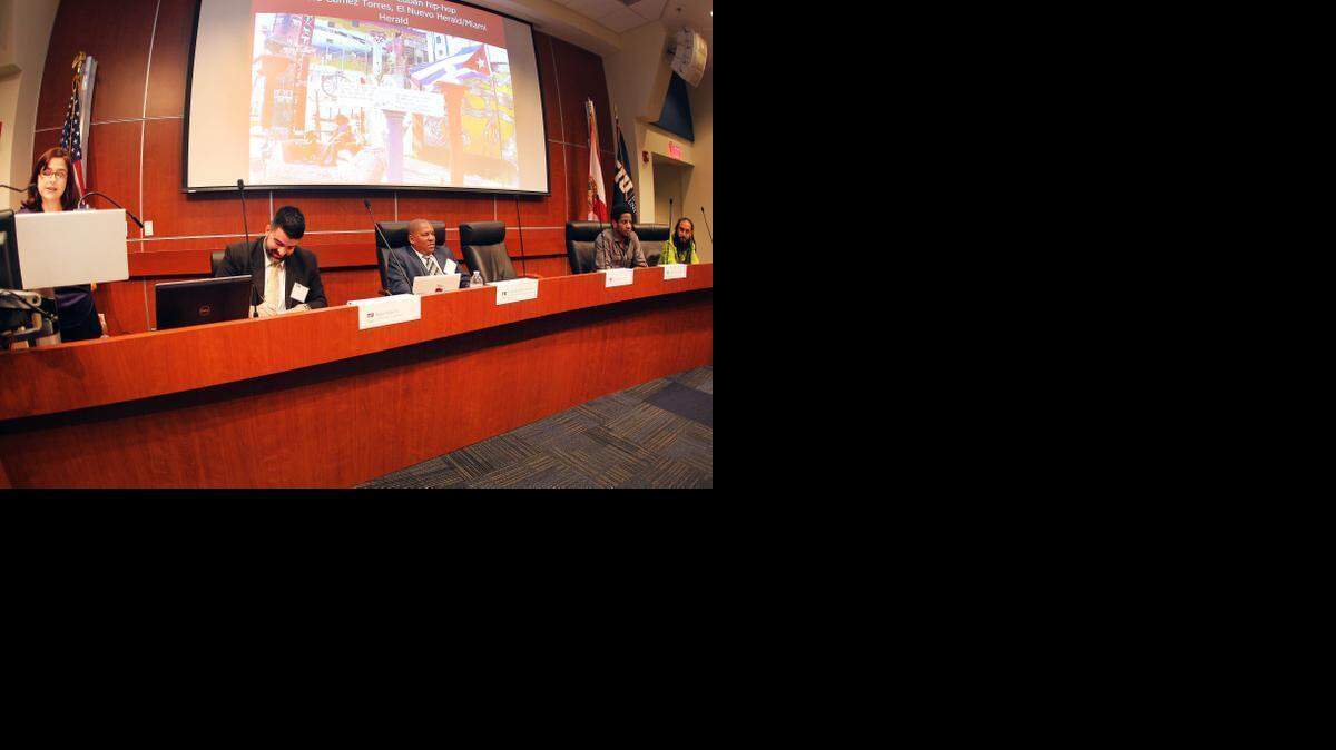 
La periodista de Nora Gámez-Torres (izq.), habla durante la conferencia en FIU; junto a Pedro Vidal, Cuban Soul Foundation; Leonardo Calvo Cardenas, Comité Racial por la integración; Soandry del Río Ferrer, Hermano de Causa; y David Escalona Carrillo, Omni Zona Franca.


