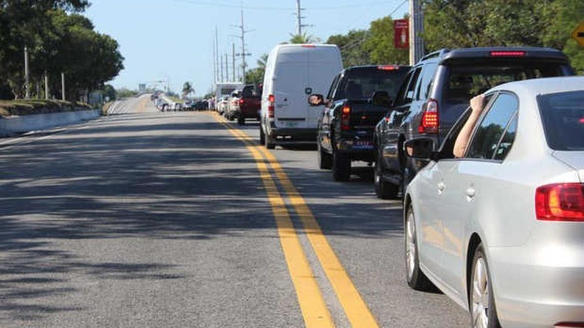 El tráfico en dirección sur de la U.S. 1 en los Cayos se detiene a la altura del puente de Snake Creek en Islamorada.