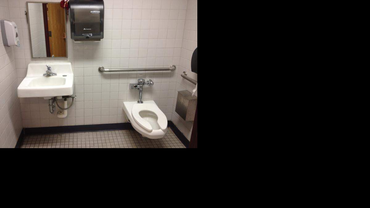 <cutline_leadin>Todos los</cutline_leadin> sanitarios de género neutro que se han habilitado en Florida son individuales y tienen acceso para discapacitados.<252><137>All gender neutral bathrooms added in Florida state schools are single-stall and handicapped accessible to comply with the American Disabilities Act.<252><137>