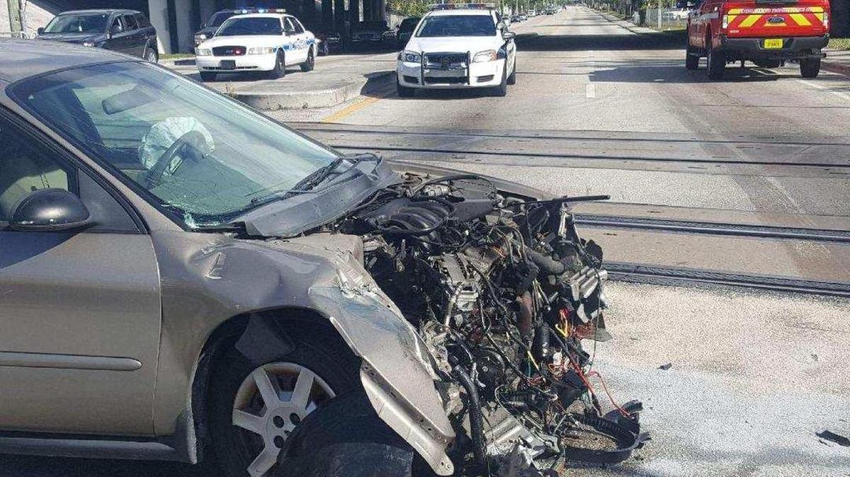 Así quedó el vehículo tras un accidente de tránsito con un tren en la ciudad de Fort Lauderdale.