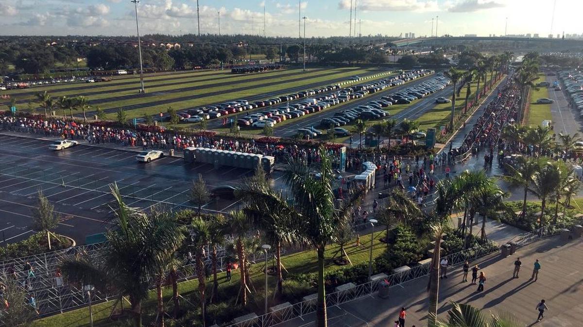 Miles de personas hicieron fila el jueves en el Estadio Hard Rock durante el último día de un programa de distribución de cupones de alimentos por emergencia.