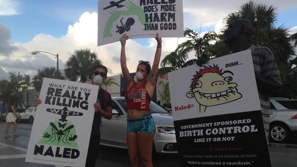 Los vecinos del barrio de Wynwood, la "zona cero" del zika en Miami, protestan contra las fumigaciones aéreas.