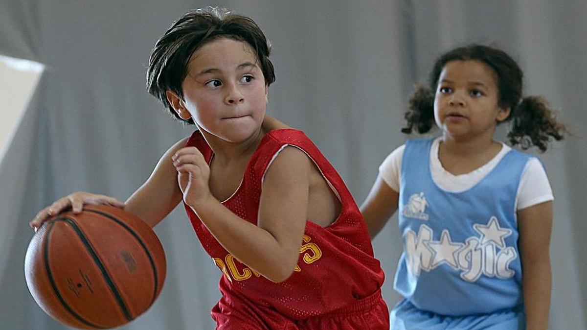 
Luciano Peñaloza, de tan solo 7 años, ya ha demostrado que tiene un talento especial para el baloncesto. A su lado está Mia Caraballo. 
