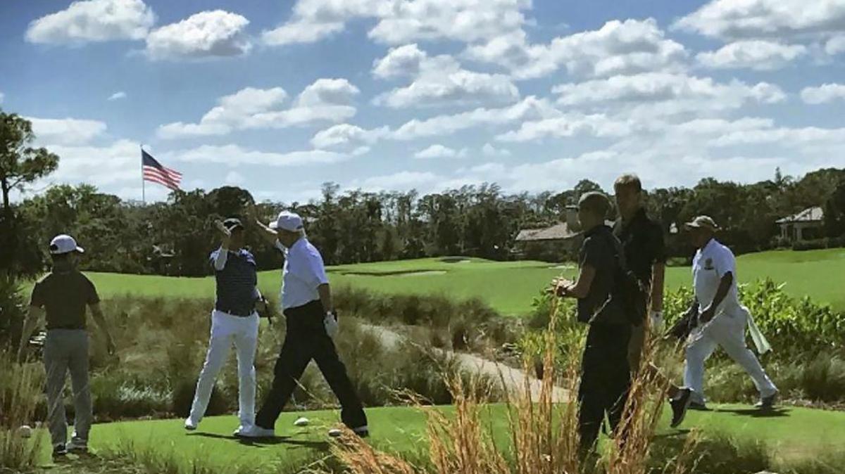 El presidente de los Estados Unidos, Donald Trump y el primer ministro de Japón, Shinzo Abe jugando al golf en la Florida el 11 de febrero de 2017.