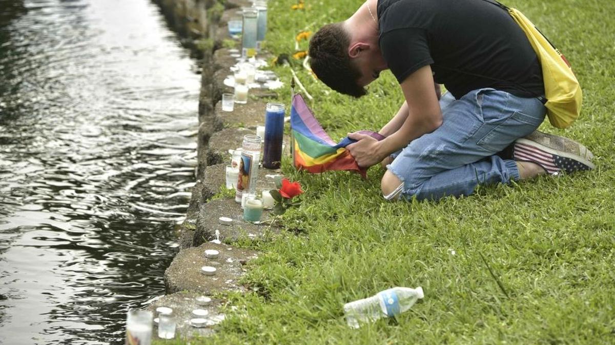 Matthew Mcatee ora el lunes durante la vigilia para las víctimas de la masacre en la discoteca Pulse, en Orlando.