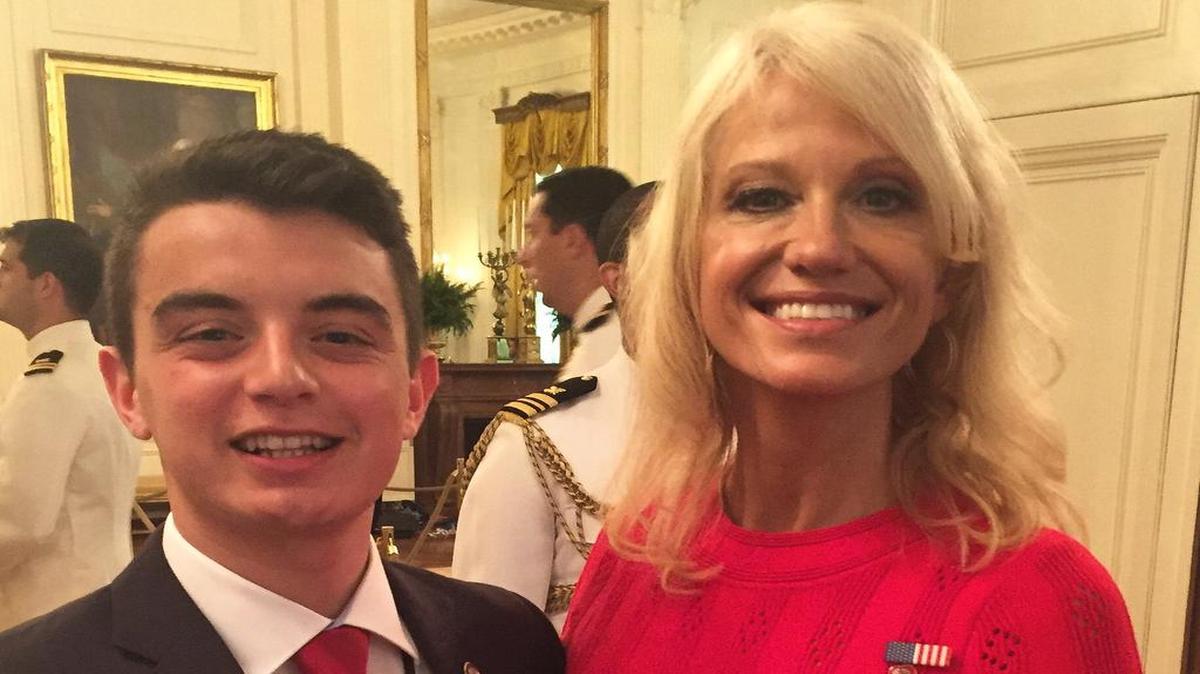 Giovanni Corrado junto a la estratega y ex directora de campaña del presidente Trump, Kellyanne Conway.