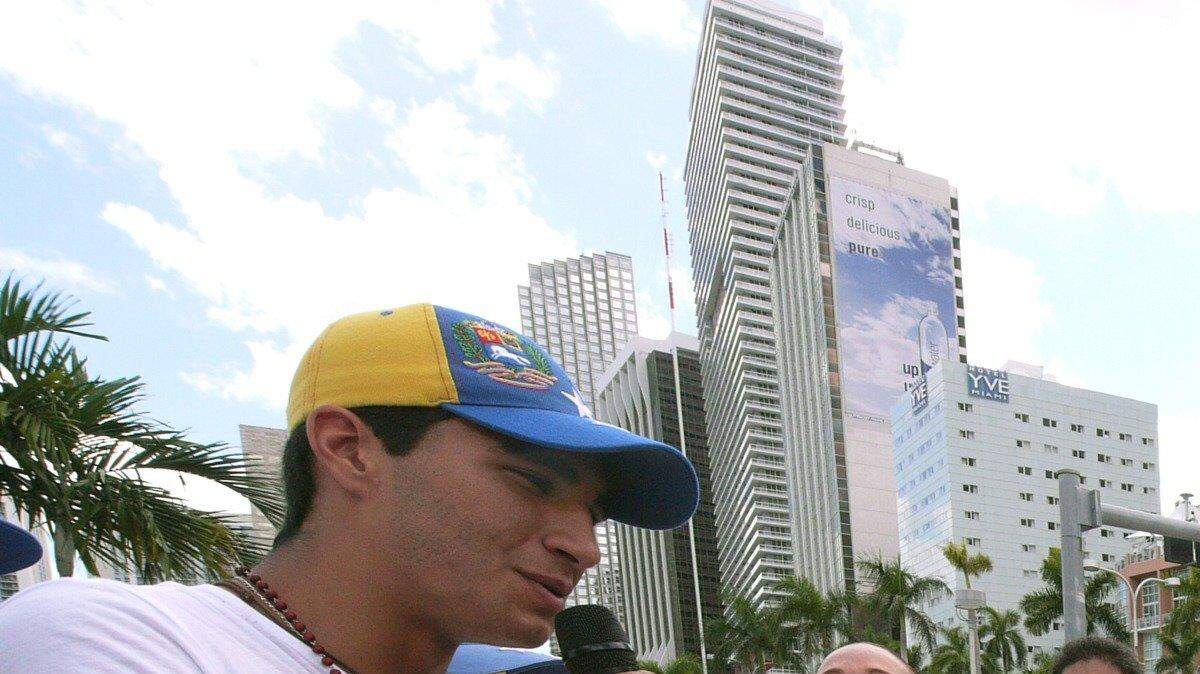 El joven venezolano Marco Coello (izq.) habla durante una manifestación en Miami pidiendo la liberación del dirigente opositor Leopoldo López en septiembre del 2015. 