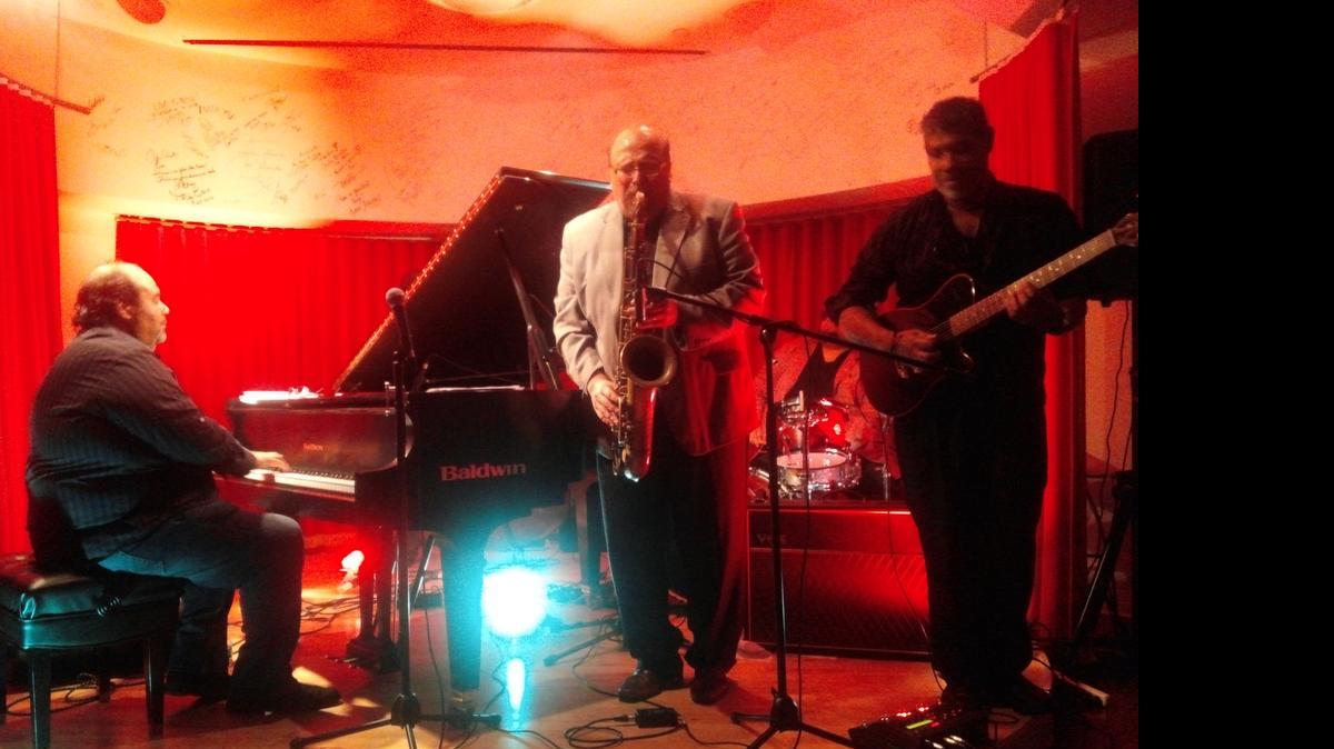 
Los músicos José Negroni, Dr. Ed Calle y Leo Quintero tocan una de las piezas de reciente producción José Negroni piano + 9 durante una presentacion privada en Coconut Grove.
