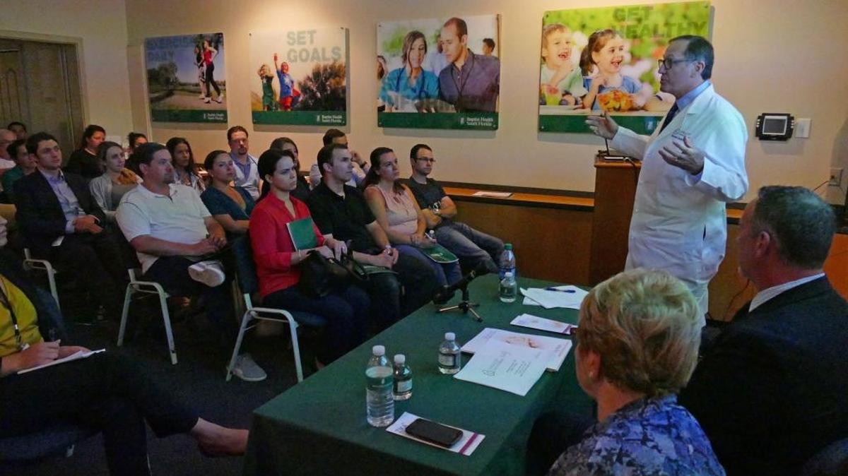 Durante una charla sobre el zika para la comunidad, el endocrinólogo Michael Jacobs, habló sobre cómo prevenir contagiarse de zika.