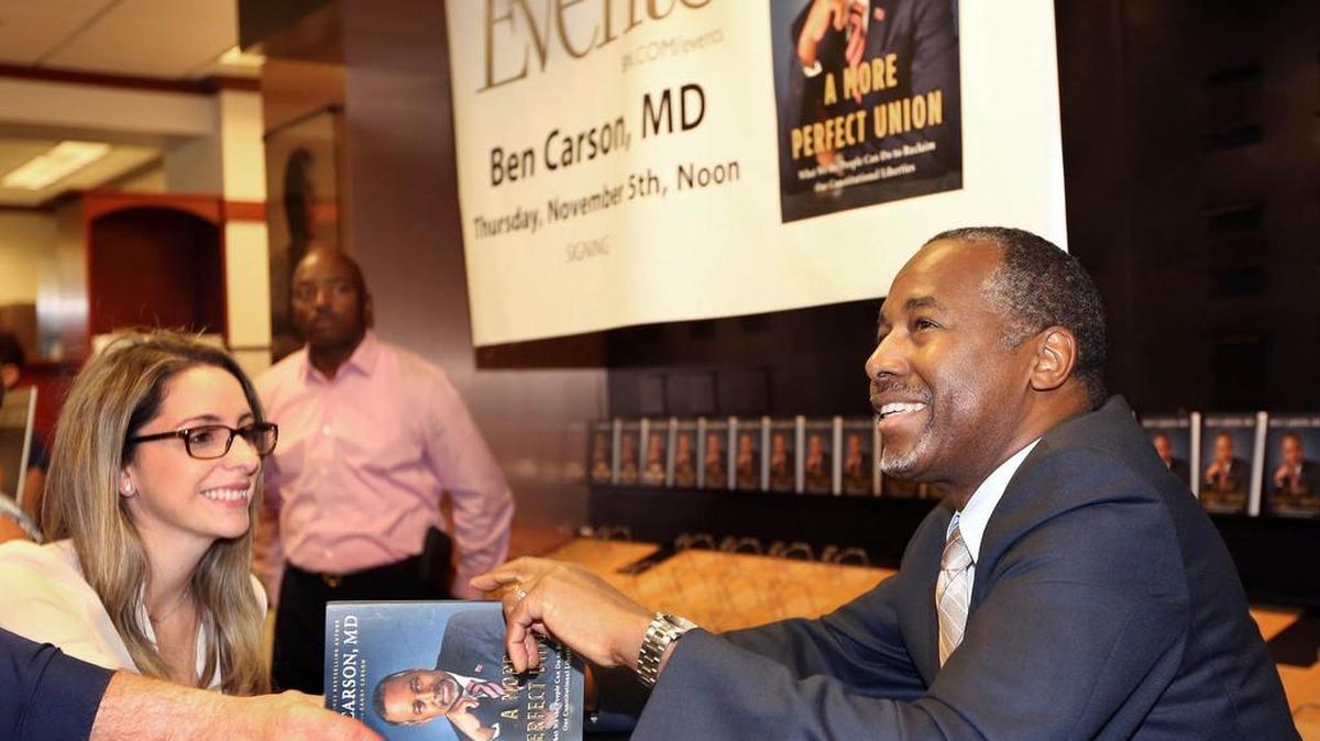 El aspirante republicano a la nominación presidencial, el doctor Ben Carson, firma libros para sus seguidores en la librería Barnes & Noble de Kendall Drive este jueves.
