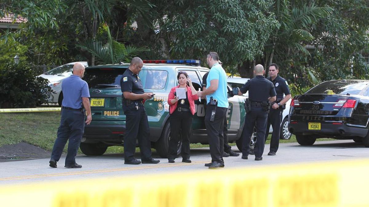 La policía investiga el donde encontraron un bebé dentro de un auto que había perdido el conocimiento, frente a una casa en Pinecrest, al sur de Miami.