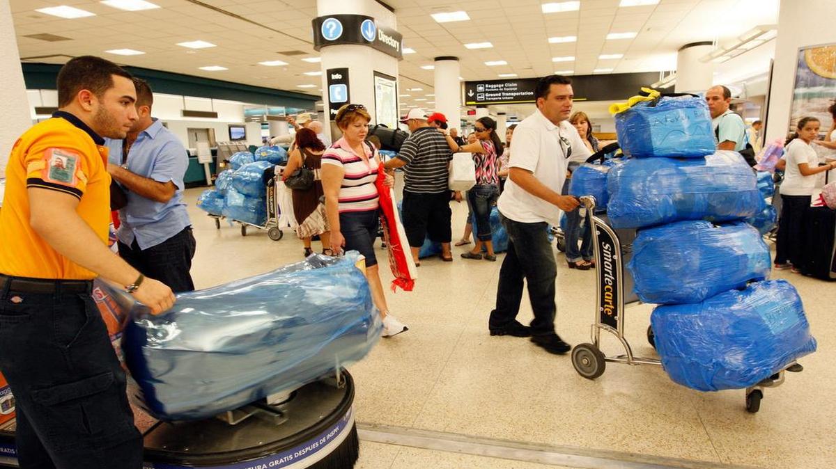 Foto de archivo de viajeros a Cuba en el Aeropuerto Internacional de Miami en noviembre de 2015.
