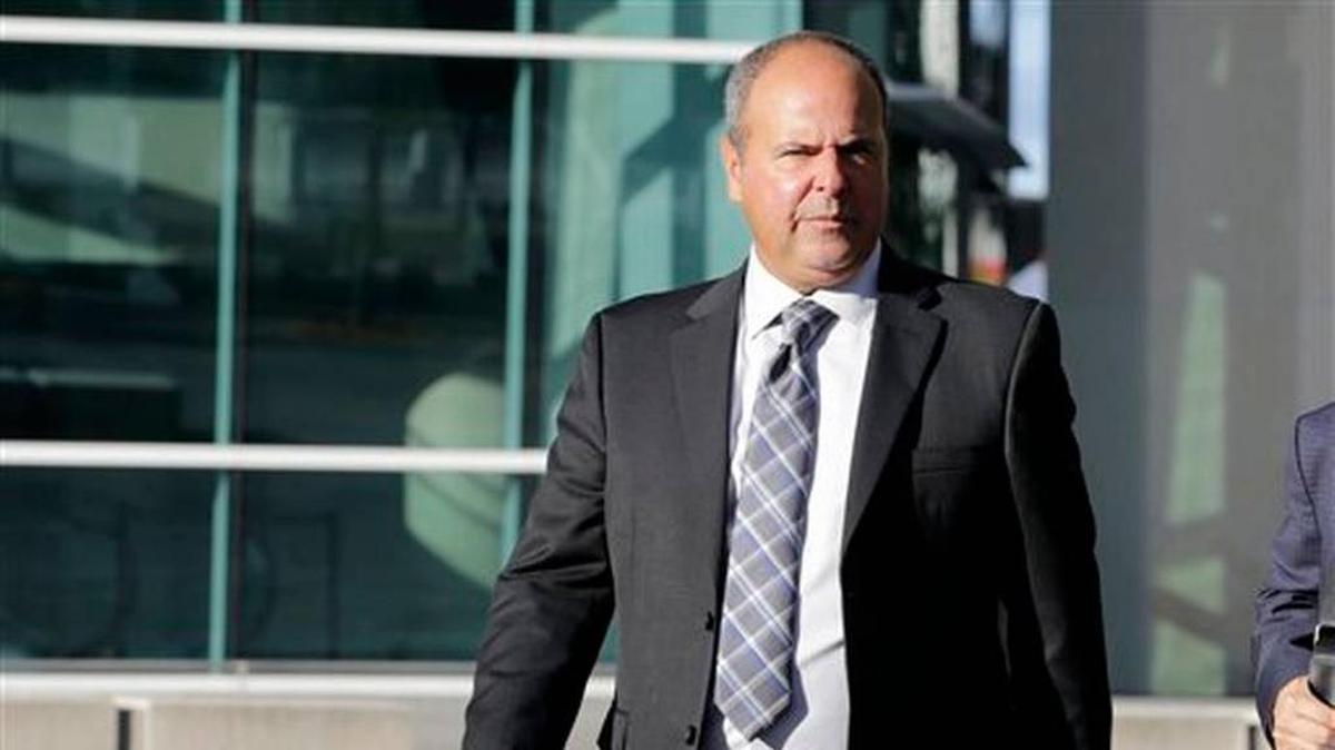 El agente deportivo Bartolo Hernández sale del tribunal federal en Miami en un día de su juicio el 1 de febrero de 2017.