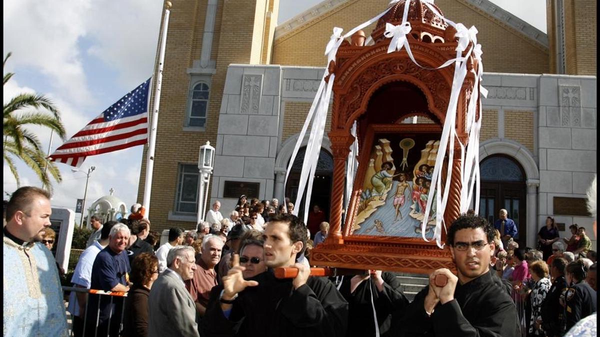 La imagen de Jesucristo es llevada en procesión desde la catedral de St. Nicholas hasta el Spring Bayou en una celebración de la Epifanía en Tarpon Springs.