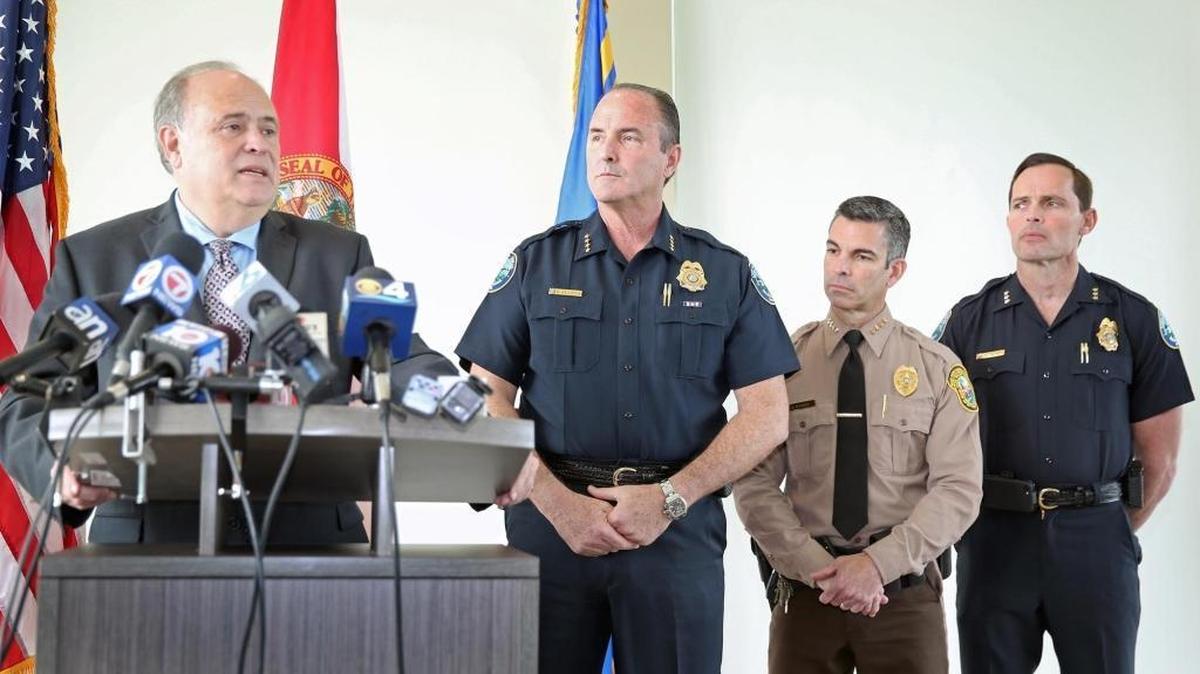 El alcalde de Doral, Juan Carlos Bermúdez, el jefe de policía de Doral, Donald De Lucca, el director de policía de Miami-Dade, Juan Pérez, y el subjefe de Doral, Brian Sliman, en una conferencia de prensa en una subestación de la policía el miércoles 17 de enero de 2018.