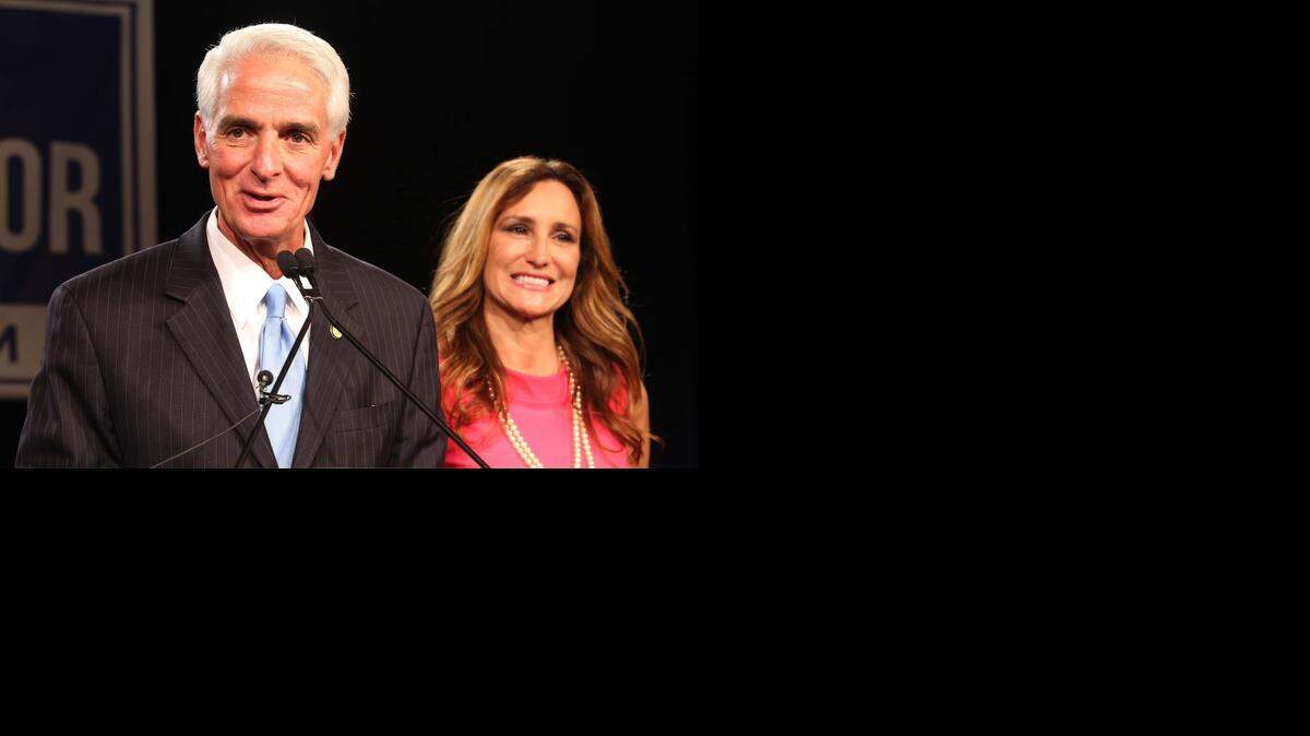 
Charlie Crist agradece a sus seguidores junto a su esposa, Carole, durante el discurso donde concede la victoria a Rick Scott.
