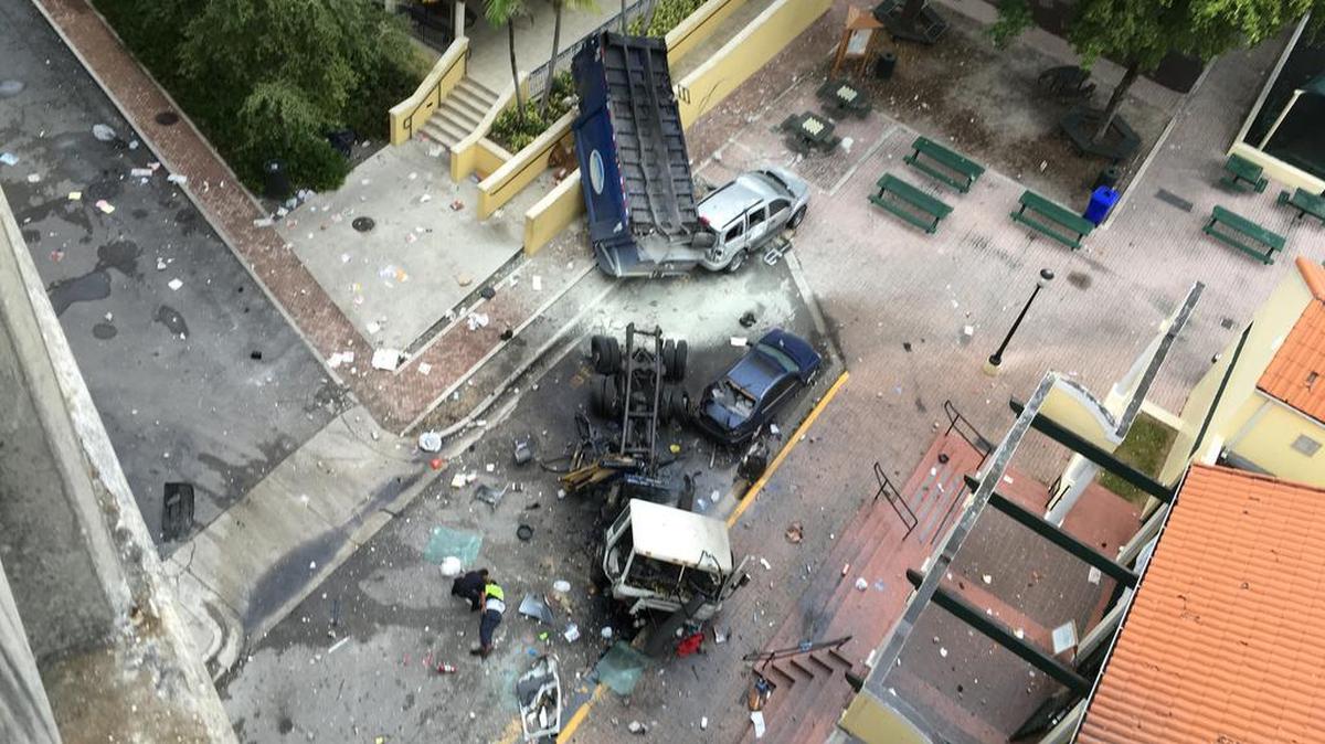 Un camión cayó desde la autopista 95 en Southwest Seventh Street, cerca de Brickell, el lunes en la tarde. 