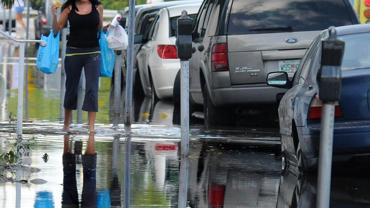 
En anticipación de las extremas mareas altas, Miami Beach cerrará los carriles hacia el sur de Indian Creek Drive entre las calles 40 y 29, durante los períodos de mareas altas.

