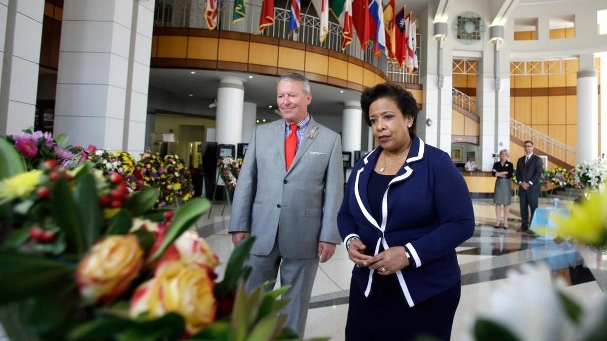 La secretaria de Justicia, Loretta Lynch, y el alcalde de Orlando, Buddy Dyer, observan el martes un memorial en la sede del gobierno local de las 49 víctimas de la masacre en esa ciudad.