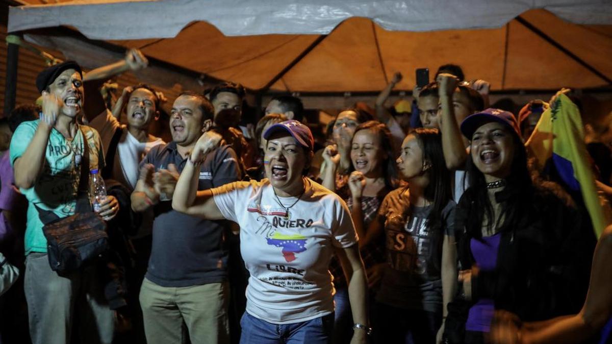 Más de 7 millones de venezolanos se manifestaron en contra de la Asamblea Constituyente promovida por el régimen de Nicolás Maduro durante el plebiscito la oposición realizó el domingo. En la foto, un grupo de venezolanos celebra los resultados de la jornada en Caracas.