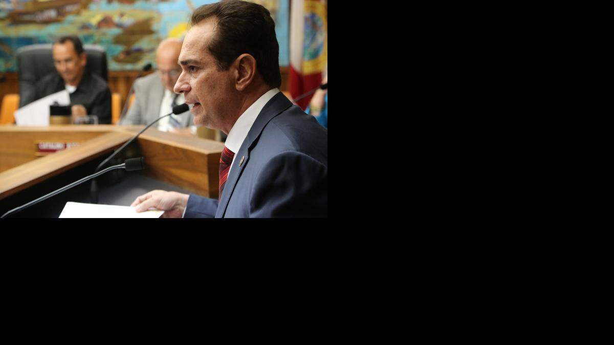 
El alcalde de Sweetwater, José M. Díaz, reunido con la Comisión el pasado octubre. Estos discutieron el tema de las finanzas de la policía y la divulgación inapropiada de fondos federales.
