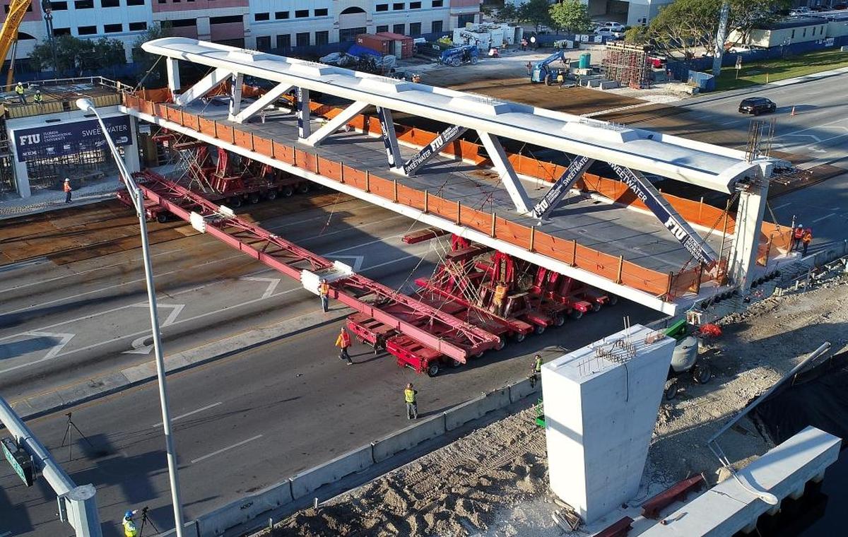 Momento en que se colocaba el puente peatonal de FIU sobre la Calle Ocho el sábado pasado.