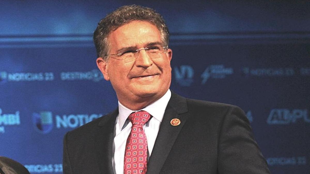 Joe García durante un debate televisado por Univisión en octubre del 2014.
