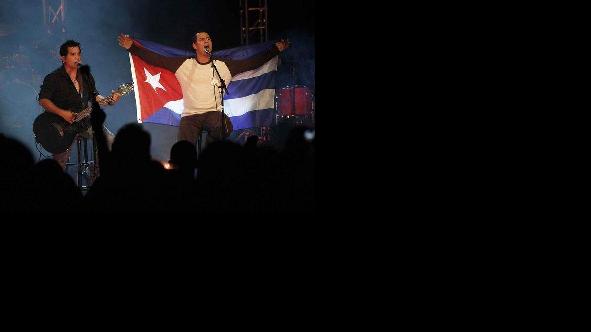 <cutline_leadin>El dúo</cutline_leadin> cubano Buena Fe, formado por Yoel Martínez (izq.) e Israel Rojas, durante su primera presentación en Miami en el Teatro Manuel Artime, en diciembre del 2009.<252><137>12/ 25 / 2009. 