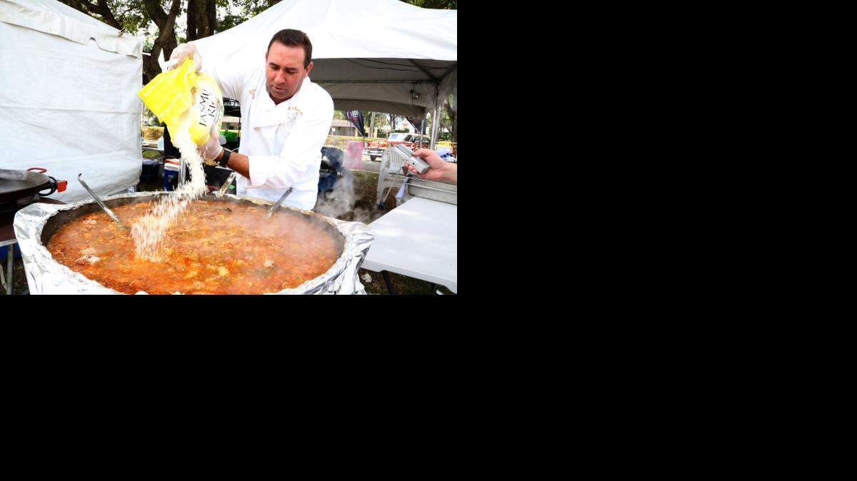 
Chef Luis Armenteros prepara la Paella Campesina en “Taste of Cuba” en el Hialeah Park el domingo.


