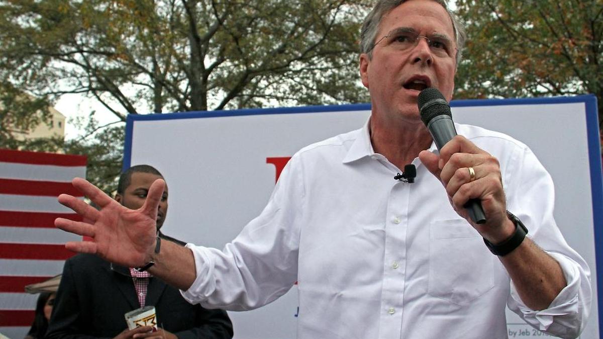El ex gobernador de Florida y precandidato presidencial republicano, Jeb Bush, respondió a los ataques de Trump a través de un programa de televisión.
