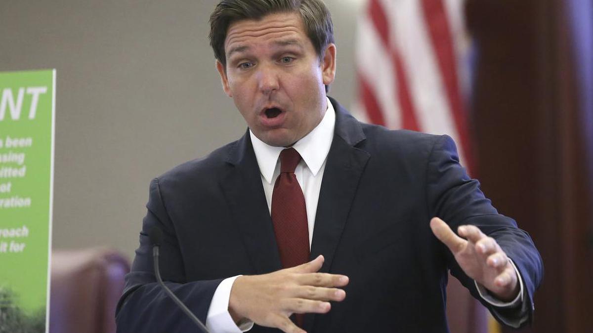 Ron DeSantis, gobernador de Florida, habla sobre el sistema E-Verify en una conferencia de prensa el 29 de octubre en Tallahassee. El sistema permite la verificación electrónica del estatus migratoria de las personas que solicitan empleos.