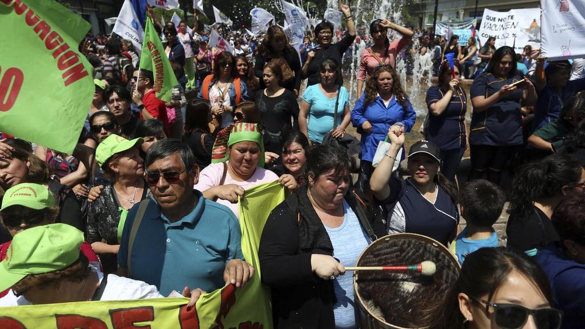 Las calles de Santiago, cerca de La Moneda, han estado bloqueadas por los huelguistas que demandan mejoras salariales en Chile.