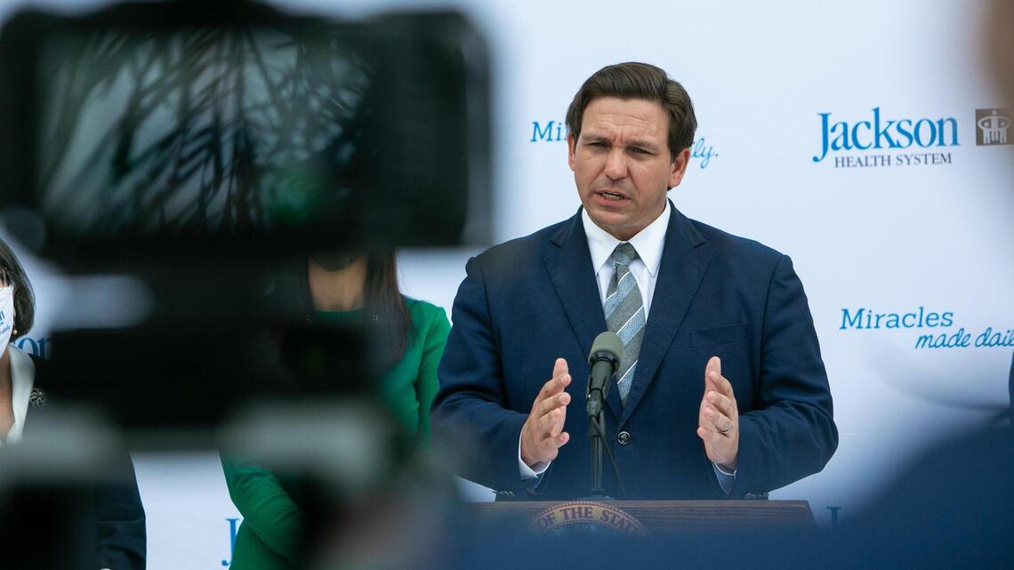 ¿Habrá pasaportes de vacunación en Florida? Funcionarios federales y estatales se contradicen