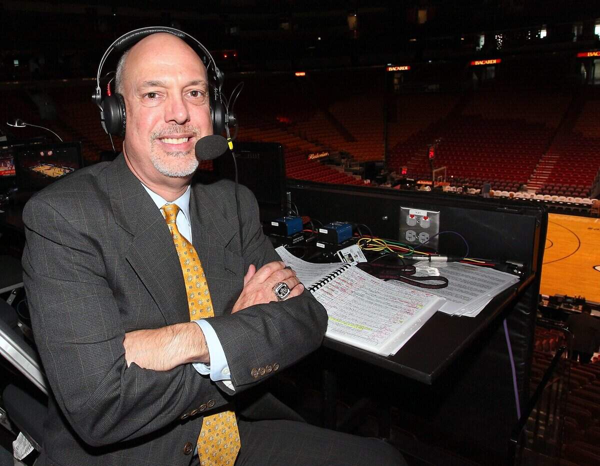 José Pañeda, ”La Voz” del Miami Heat, posa antes del inicio de un partido de temporada de la NBA entre el Orlando Magic y el Miami Heat, el 6 de marzo de 2013, en el aquel entonces llamado AmericanAirlines Arena de Miami.