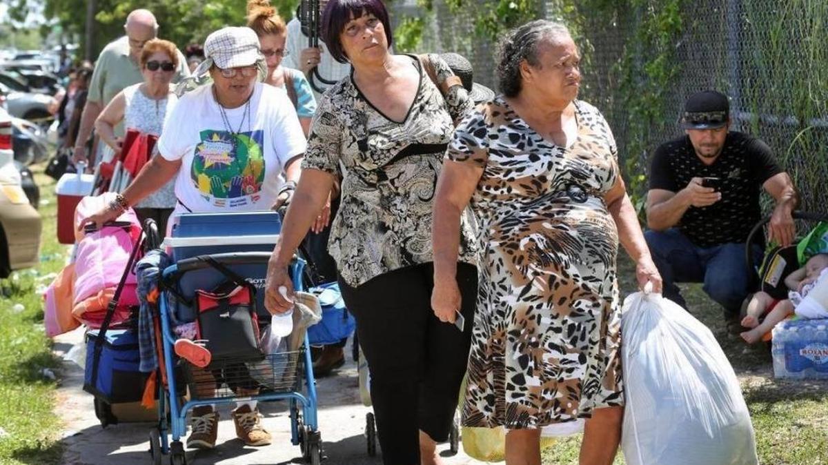 Cientos de evacuados del huracán Irma hacen fila durante horas bajo el sol para entrar al Centro Educacional Robert Morgan, una escuela del sur de Dade convertida en albergue, que se llenó de inmediato el 8 de septiembre del 2017.