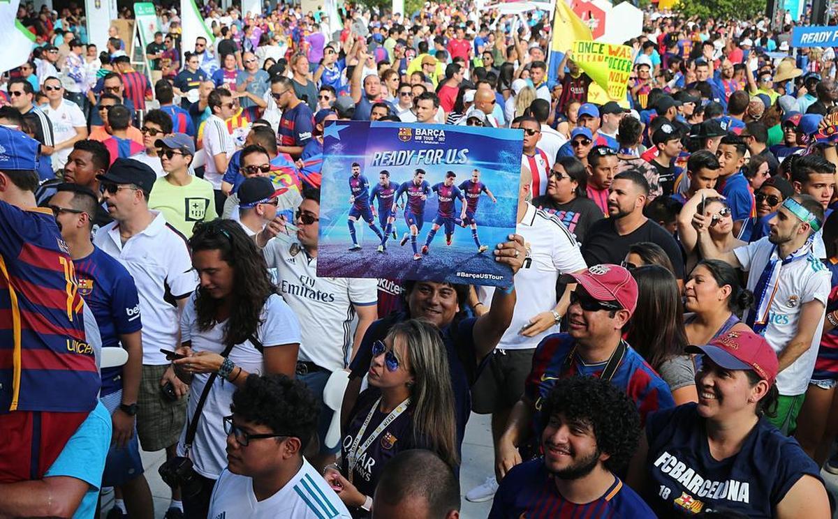 Los fanáticos durante un concierto antes del partido de fútbol "El Clasico" del Real Madrid vs FC Barcelona en el Hard Rock Stadium de Miami Gardens, el sábado 29 de julio de 2017.