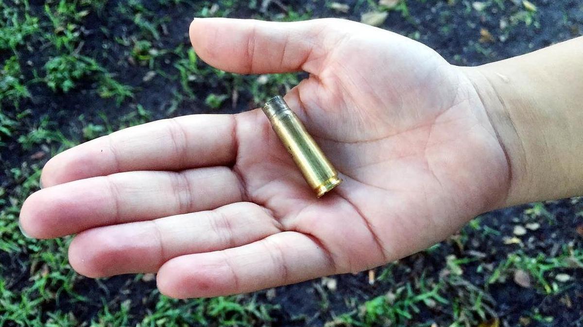 Este casquillo de una bala fue hallado en el área de las canchas de básquetbol del parque riverside el martes.